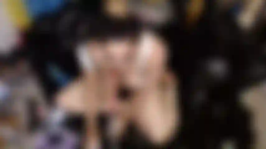 Contrôlez cette femme de chambre coquine et faites-moi de la crème par derrière.