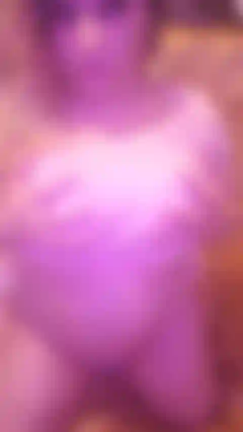 Te taquine pendant que mon demi-frère est dans l'autre pièce.