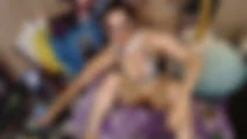 Je fume en écartant ma chatte pour toi.