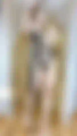 Dix minutes longue joi ! Te demande beaucoup de sperme, je me taquine avec mes gros seins naturels et j'exhibe tout mon corps. Je compte à rebours pendant que tu souffles ta charge sur mes seins mous.