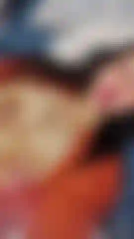 " Des seins énormes bien en évidence.