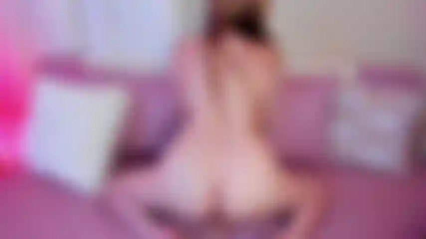 Je chevauche une bite jusqu'à ce que je jouisse.