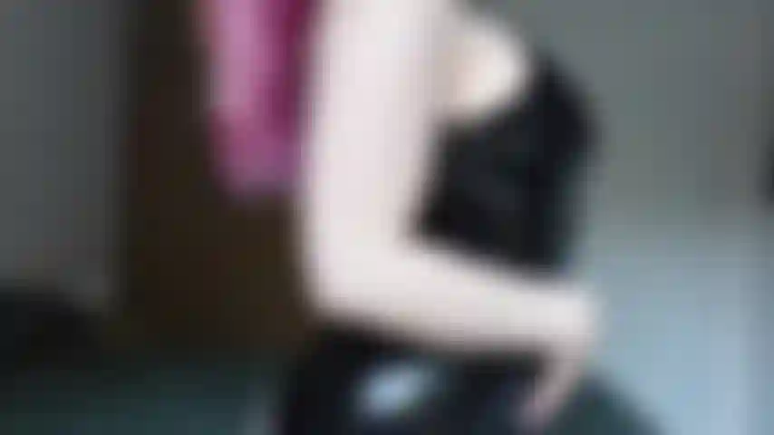 Je me doigte, je me masturbe dans mon latex.