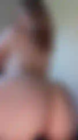 Montrant mes fesses juteuses.