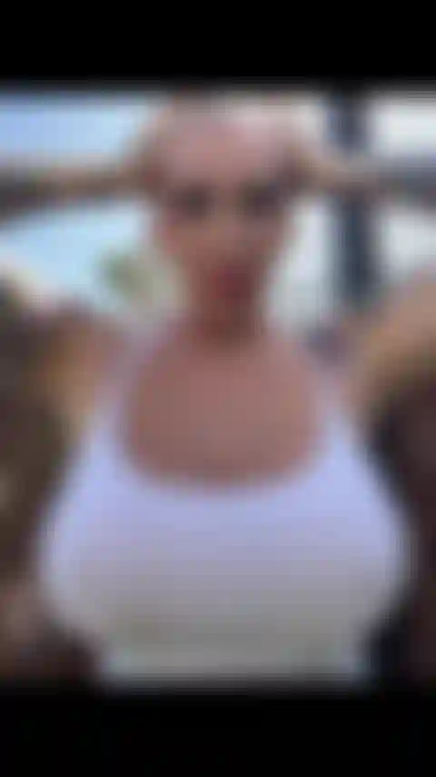 Toute nouvelle vidéo complète exclusive d'aujourd'hui, masturbation en t-sirt blanc humide dehors dans mon jardin.