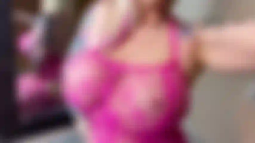 Masturbation dure/chaude et vraiment humide avec des doigts et des jouets sur le sol.