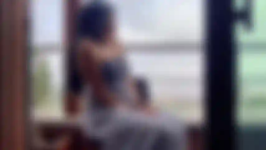 Lara-tinelli-excitée-à-la-maison.