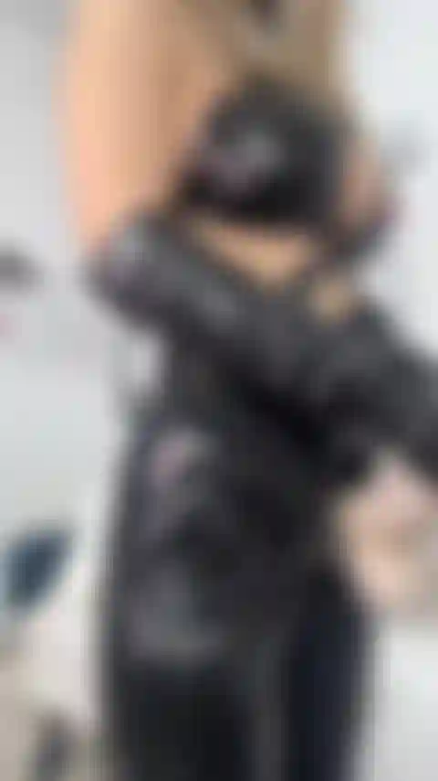 Maîtresse lisa te punit avec une grosse bite.