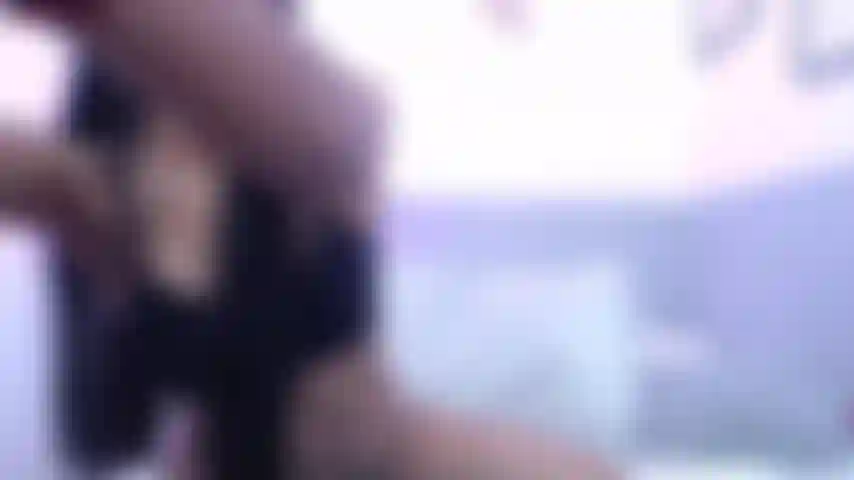 Doigté ma chatte serrée.