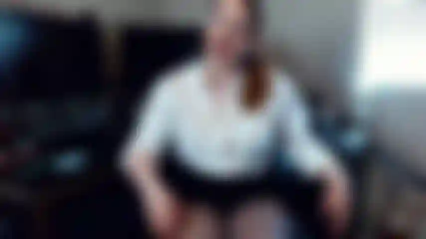 Une collègue sexy en collants se branle avec toi.