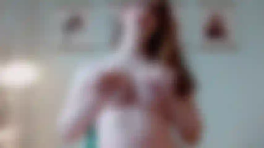 Une fille potelée se branle et jouit fort.