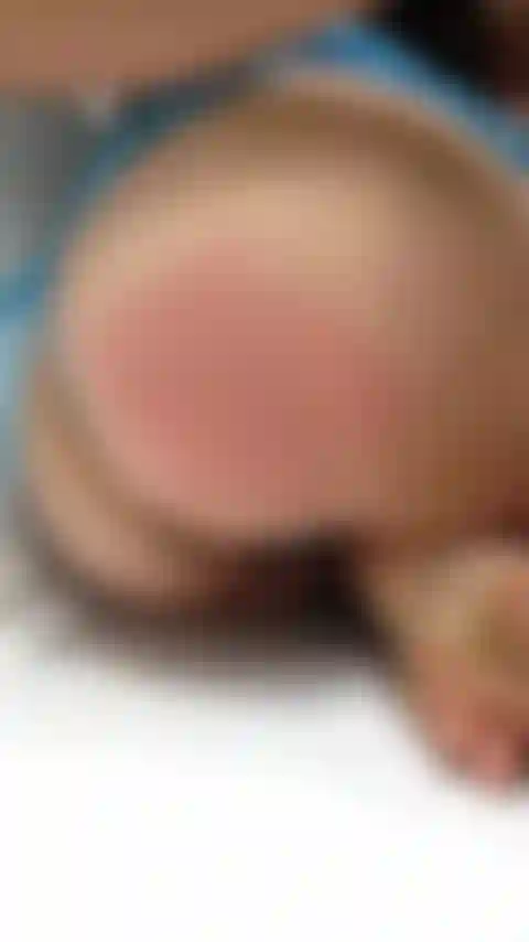 Je me rougi le cul avec un paddle (fouet).