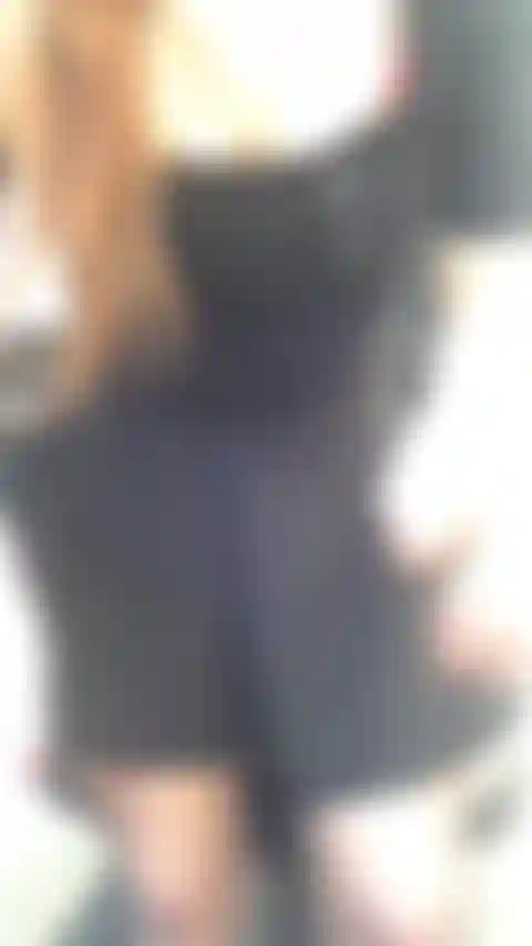 Soumis ou fan de collant nylon .Tu vas adorer. Maitresse au bureau je te montre mon cul et mes pieds en collant puis en string tout en te traitant de pute.