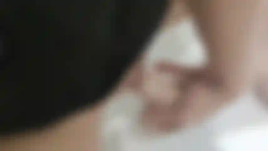 Je squirt en me godant la chatte.