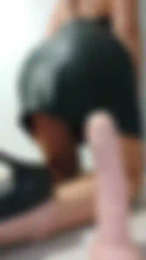 Fan de cuir et de sextoys geant tu vas kiffer. Jupe en cuir je me baise la chatte avec un god geant. Chatte et anus en gros plan.