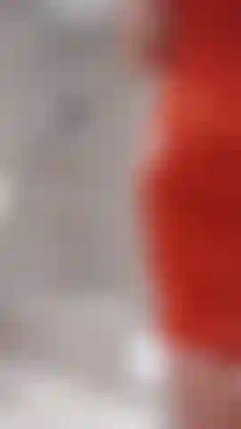 Une bonne douche aprs une journe de plage en espagne le bonheur. De belle traces de bronzage pour les fans de traces de bikini sexy.