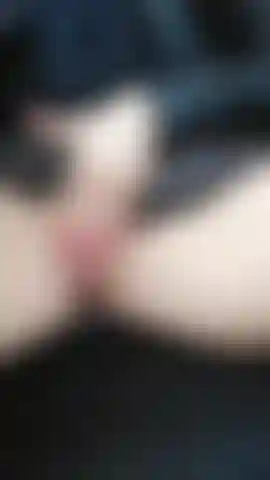Exhib: je me masturbe et me doigte la chatte en voiture a la vue des routiers trop trop excitant humm.