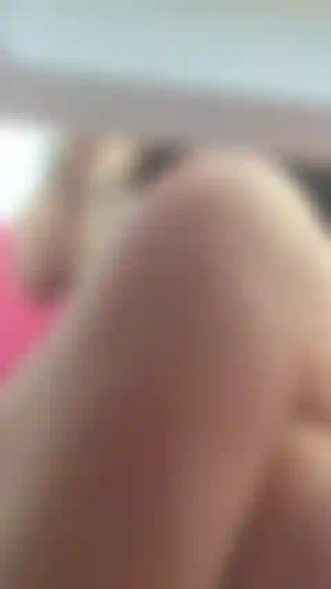 Chatte nue sous la table hummm jadore l'exhib.