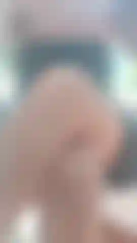 Sur un balcon sans culotte humm j'adore l'exhib et le vent sur ma chatte.