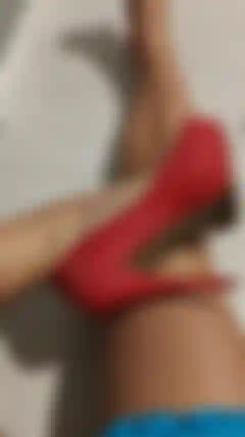 Fan de talons vertigineux/heels et de pieds nu /feet cette vido va te ravir. Mes talons rouge sont hyper sexy.