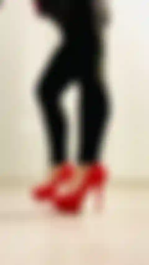 Domina talons pour petite chienne soumise.