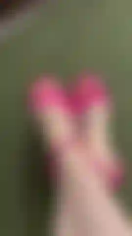 Big Foot Worship, Take off my heels and worship my size 11s