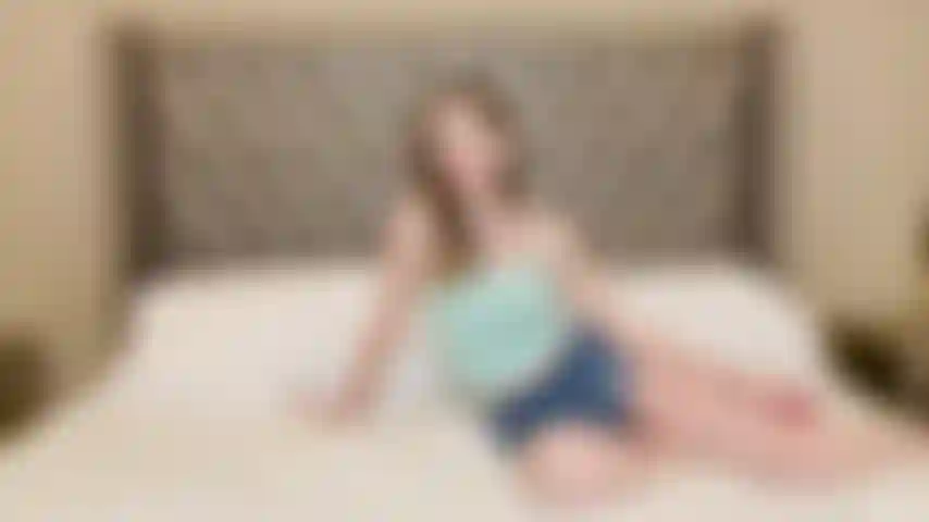 Une milf excitée te suppliant de te faire une pipe.