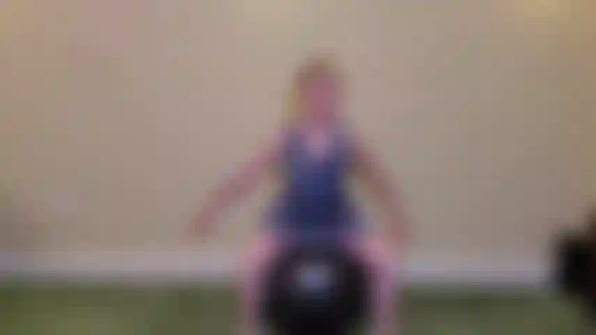 Séance d'entraînement de ballon d'exercice enceinte.