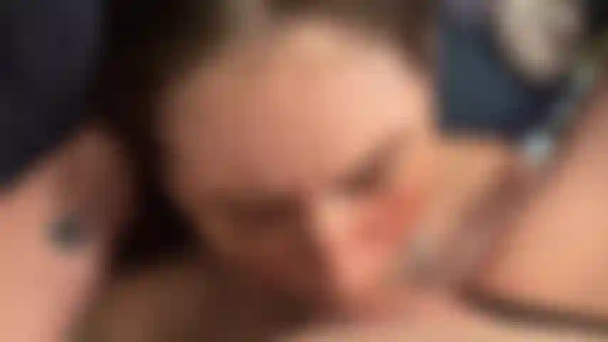 En train de sucer la bite de fille de ma copine trans qos pendant qu'elle exhibe ses tatouages bbc.