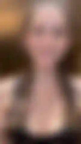 Seins nus, vrai hoquet en tresses françaises, je me maquille.