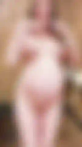 Enceinte en retard, éjacule sous la douche.