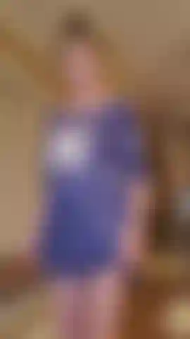 8 Enceinte de plusieurs mois, me déshabillant pour me baigner.