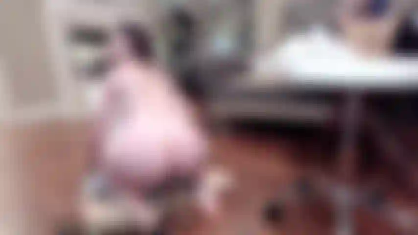 Une cowgirl inversée baise sur un jouet de la bbc (émission pvt).