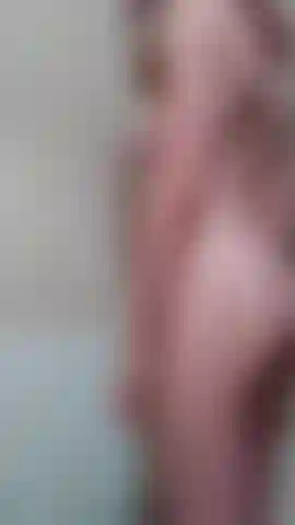 Lucy - corps nu avant la douche.