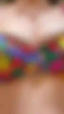 Des seins énormes entassés dans un petit bikini.