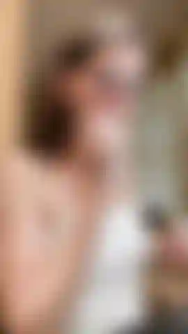 Hoquet et je fais du maquillage mignon et candide.