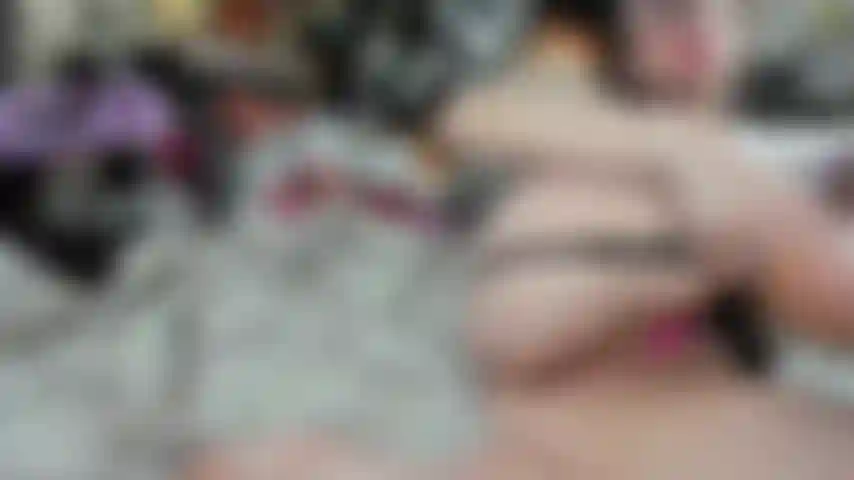 Une fille gothique te baise et te fait adorer ses pieds.