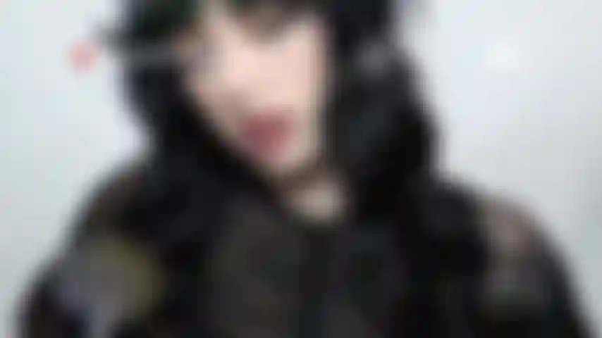 Angel bâillonne et se baise.