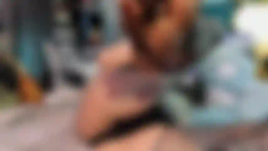 Une géante et les pieds jouent.