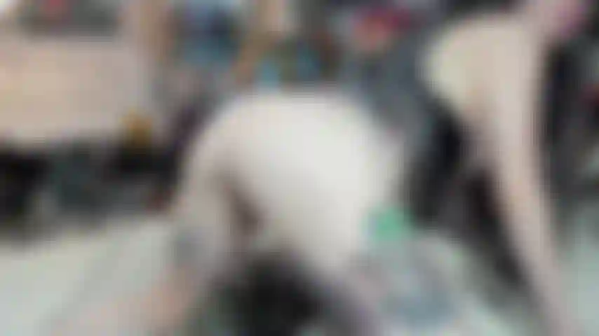 Une fille gothique se frotte la chatte pour toi.