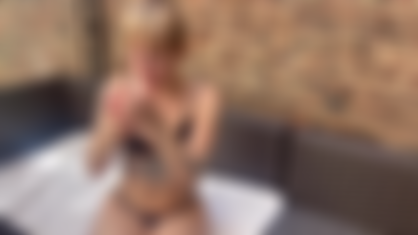 Une gamine en bikini qui fume et t'ignore.