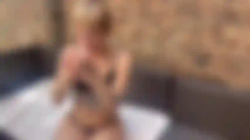 Une gamine en bikini qui fume et t'ignore.