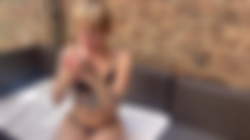 Une gamine en bikini qui fume et t'ignore.