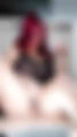 Je me masturbe avec un gode et un spectacle de sperme.