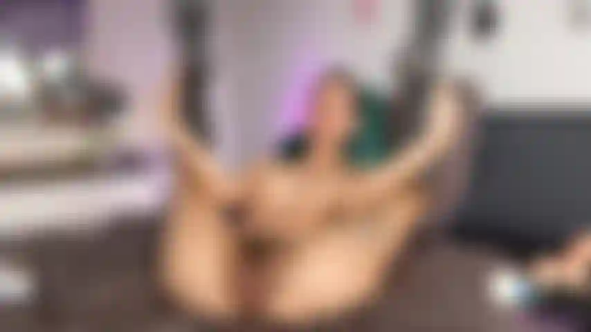 13. Je m'étale et je supplie pour jouir.