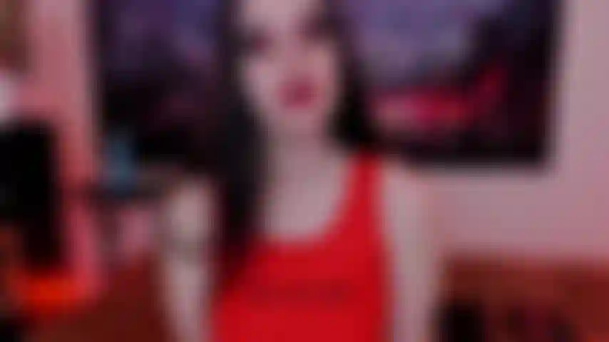 Cei avec des gants en cuir et du rouge à lèvres.