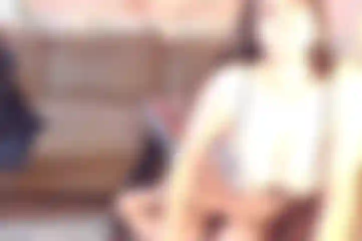 # 3 B / g mangeant la chatte, une pipe et chevauchant sa bite jusqu'à ce qu'il me remplisse de son sperme!