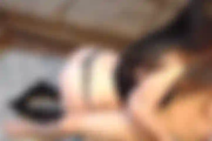 #2 B/g suce et baise sur le canapé, pilonnée par derrière !