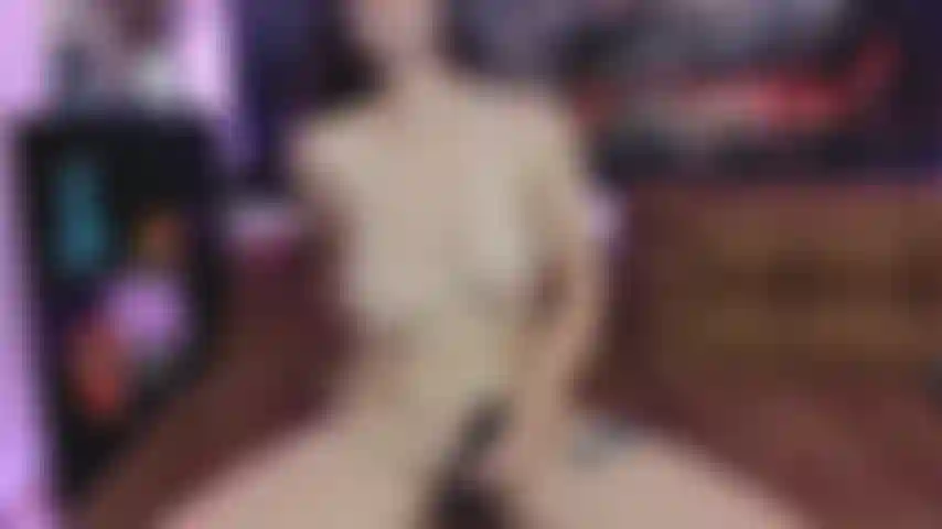 Mermaid chevauche la bite et utilise une baguette magique jusqu'à ce qu'elle jouisse partout!