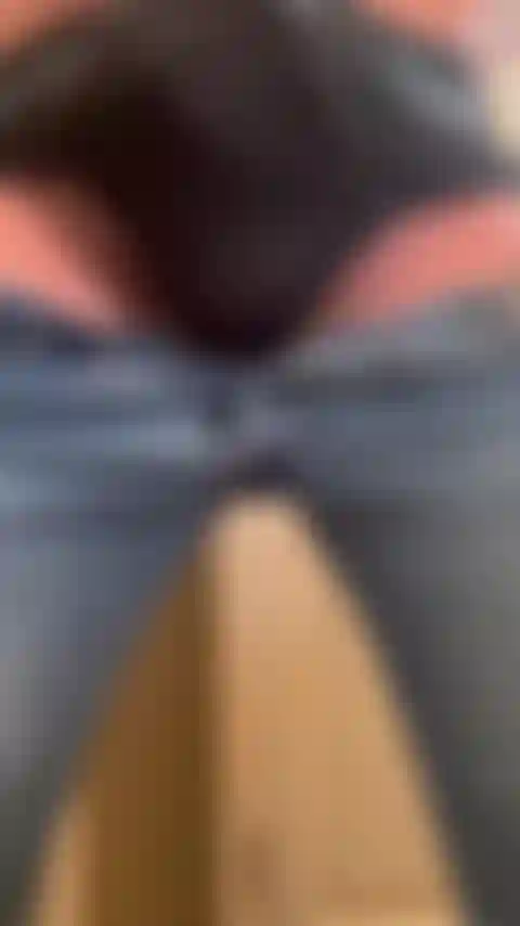 Je me branle dans mon jean et je jouis d'une belle grosse charge chaude.